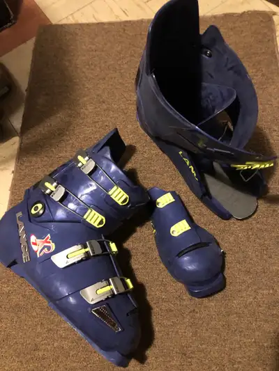 A pair of mens large US13/ mondopoint 30. size Lange XR7 ski boots with outsole (bindings) length 35...
