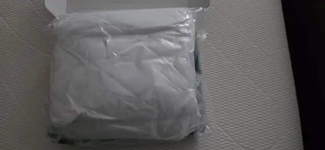 LDC Lux Decor Collection Mattress Pad - King Mattress Cover in Bedding in Hamilton - Image 5