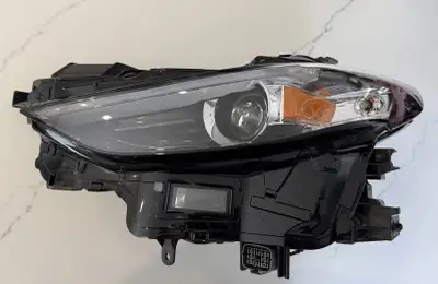 OEM MAZDA 3 HEADLAMP ASSEMBLY BHLS-51-040 -- USED. -- CAME OUT OF A 2025 MAZDA 3 4-DOOR HATCHBACK. -...