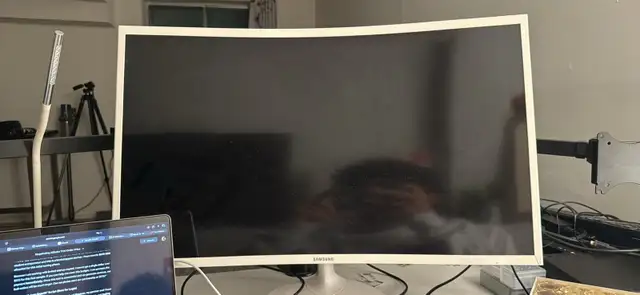 Samsung 32 curved monitor in Monitors in Calgary - Image 2