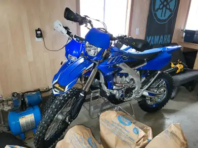 Yamaha wr250f 2022 acheter en juin 2022. Très peu servi, une saison promenade dans les zec. Jamais c...