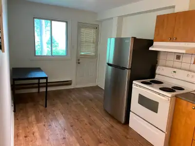 Beau grand 4 1/2 ensoleillé Près  Université Montréal  Juillet