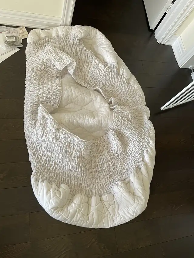 Toddler mattress with protector in Bedding in Oakville / Halton Region - Image 8