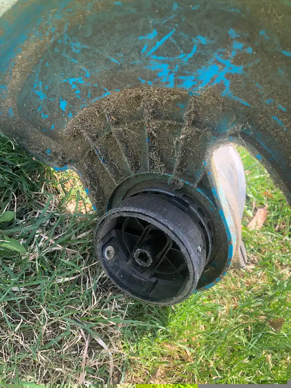 $35 for yardworks electric 12” trimmer, missing bottom cover in Outdoor Tools & Storage in Mississauga / Peel Region - Image 3