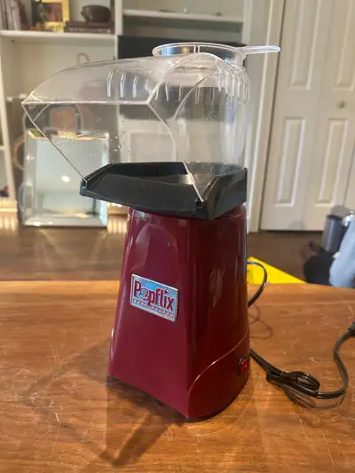 Make delicious popcorn quickly with this Popflix popcorn machine! In good condition, this machine is...