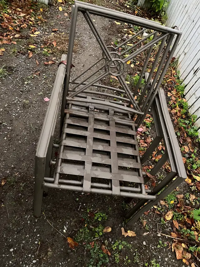 Patio Table and 4 chairs in Patio & Garden Furniture in Kingston - Image 3