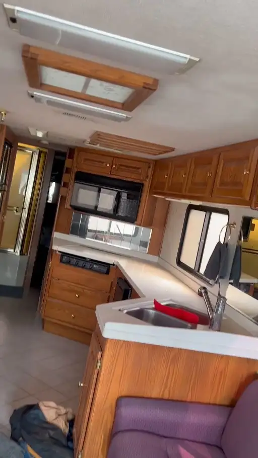 1998 Monaco Diplomat 38’ Diesel Class A Motorhome in RVs & Motorhomes in Lethbridge - Image 9