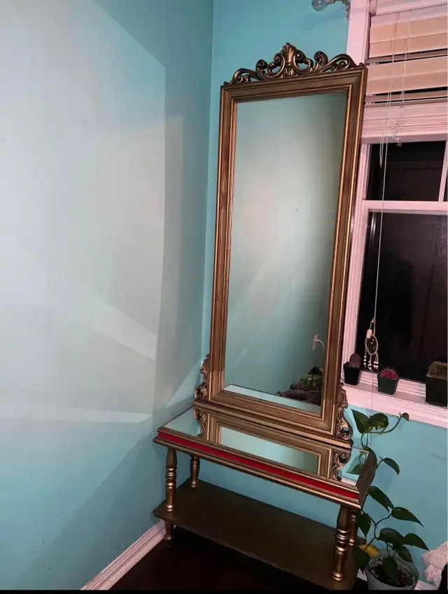 Vintage/ antique rare find vanity very beautiful and elegant gol in Home Décor & Accents in Oakville / Halton Region - Image 2