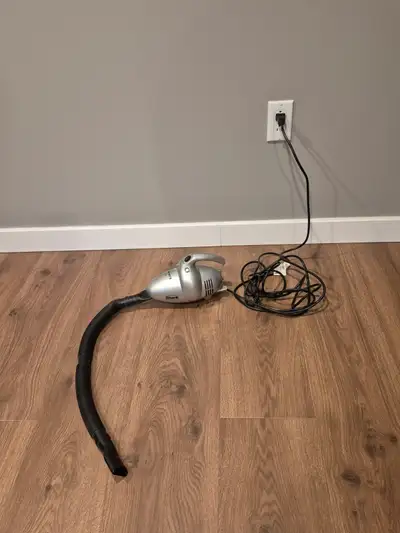 Aspirateur compact Shark Euro-Pro 700Watts, View more