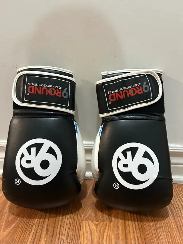 Round 9 boxing gloves in Other in Gatineau - Image 2