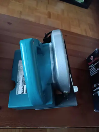 Makita circular saw see last picture for details. It comes with New battery charger and accessories...