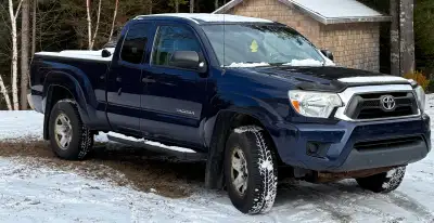 SR5 V6 access cab 4x4 247,000km New inspection and oil change Remote start Tonneau cover Tow package...