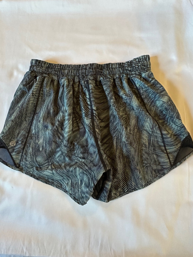 Lululemon Hotty Hot shorts SIZE 6 in Women's - Bottoms in Thunder Bay - Image 3