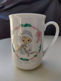 PRECIOUS MOMENTS MERRY CHRISTMAS COFFEE CUP 1991 ENESCO WREATH