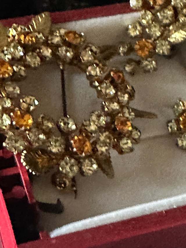 “TRIAD” Signed Cinnamon Rhinestone Brooch and Earrings Set 1950s in Jewellery & Watches in Regina - Image 2