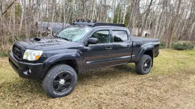 Je vends ma Toyota Tacoma TRD Sport 2008, v6 4.0l. Boîte 6 1/2. Double cab. Lift kit 2" 1/2. Pneu d'...