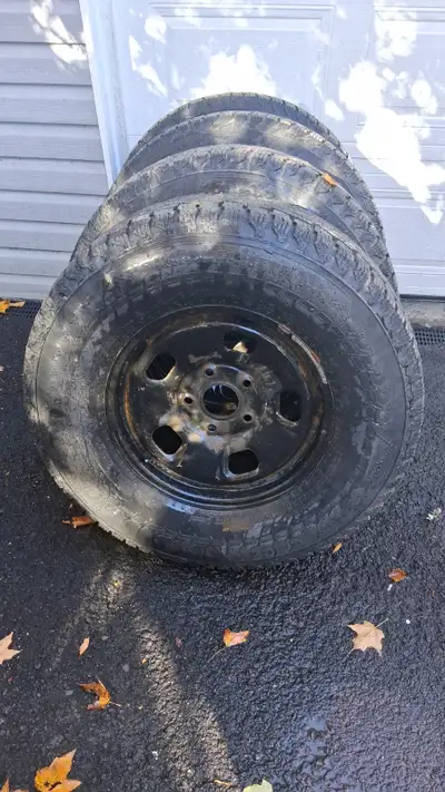 Pneus Nokian LT 285 /70 R 17 a clous en tres bon état.