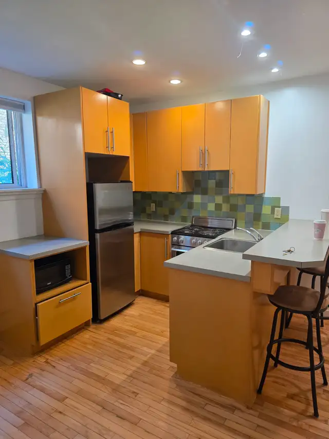 Stradbrook bachelor Condo for rent, August Possession. Parking!