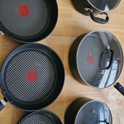 T-fal Aluminum non-stick pots & pans Set in Kitchen & Dining Wares in Kingston - Image 3