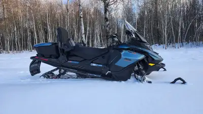 Motoneige ski-doo, Grand Touring LE W/ Platinum Pkg 900 ACE Turbo R, Silent Ice Track II 1.25, 180 H...