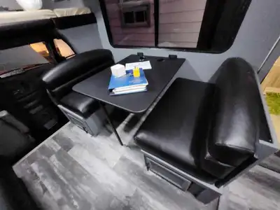 30 feet, seatbelts for 8, renovated interior, 2 new smart televisions, low mileage, 39,445 Miles, Cl...