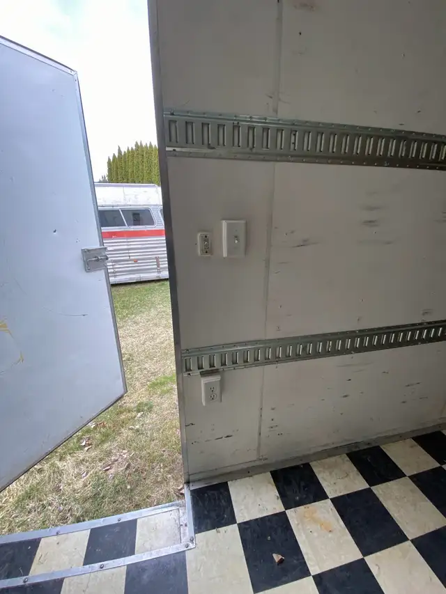 Gooseneck enclosed trailer for sale in Cargo & Utility Trailers in Kamloops - Image 5