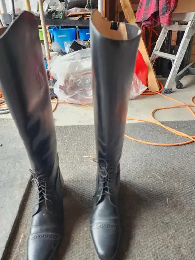 Ladies 10 1/2 ladies field boot. Cavalier brand. Barely worn. Not even broken in. Wide calf. $45 obo