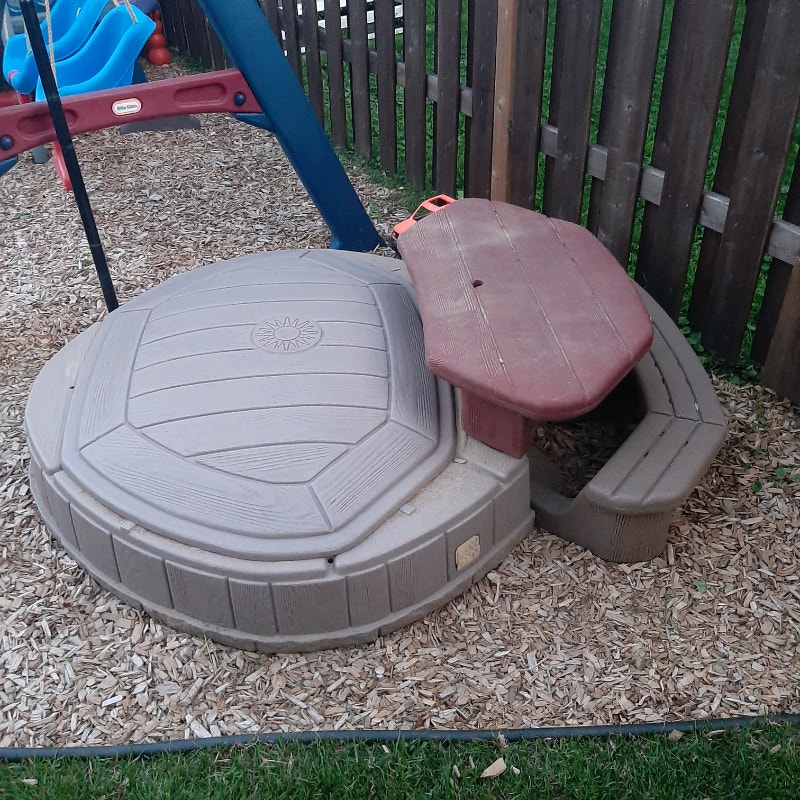 Table 4 place avec gros bac à sable ou piscine ( bouchon) Autre