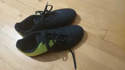Kista Outdoor Soccer Cleats - size 4, View more