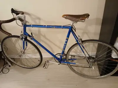 Classic late 1970's Fuji S10-S road bike, a classic and durable vintage. This bike is in used condit...