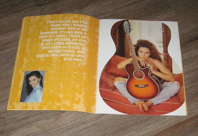 Shania Twain - Up! Tour Programme 2003 dans CD, DVD et Blu-ray  à Saguenay - Image 2