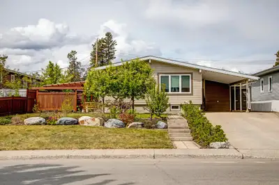 *** OPEN HOUSE *** Saturday, June 14th, 1-3pm Classic Charm meets Modern Comfort! Beautifully upgrad...