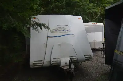 En état de rouler. Air climatisé, frigo, foyer et chauffage fonctionnels. Eau courante non fonctionn...