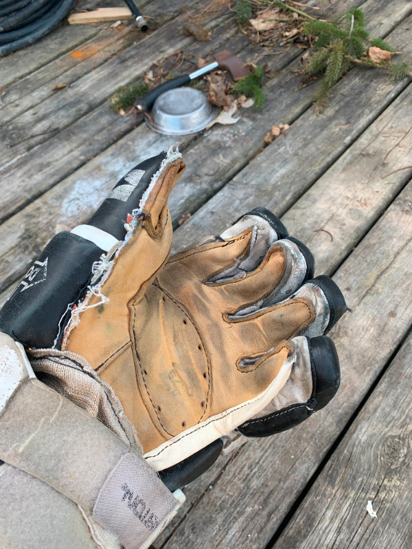 easton 9500Leather Hockey gloves in Hockey in St. Catharines - Image 2