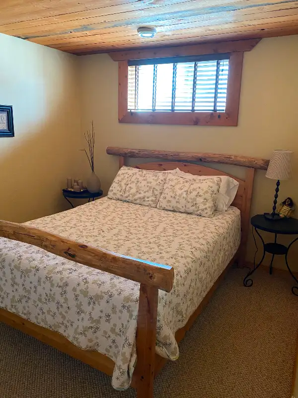 Buffalo Lake Vacation Rental - 5 Bedroom Log Home in Alberta in Canada - Image 16