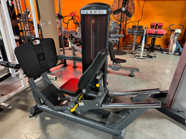 Used True Fitness Fuse XL Leg Press in Exercise Equipment in Mississauga / Peel Region - Image 3