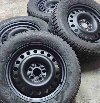 Nokian tyres hakkapelita 9 suv a clous Surs rime Noir Bon êtas , était sur Honda crv 2020