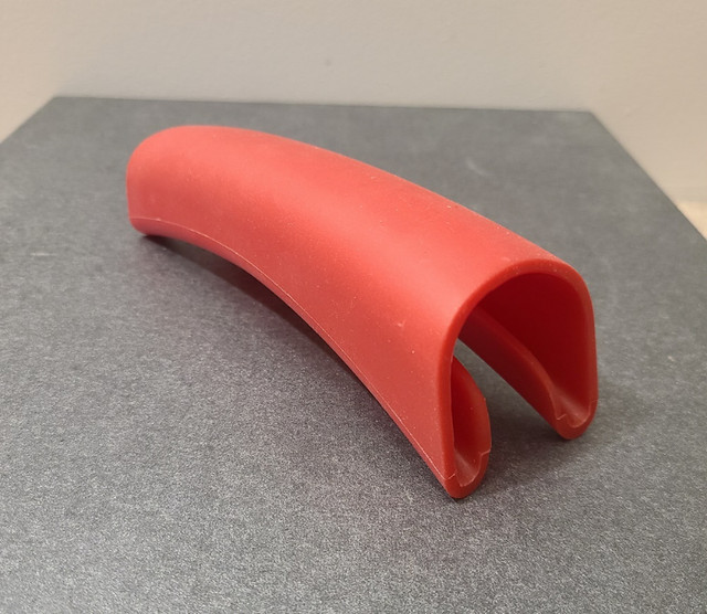 NEW - Silicone Heat Resistant Hot Pan Skillet Handle Holder in Kitchen & Dining Wares in City of Toronto