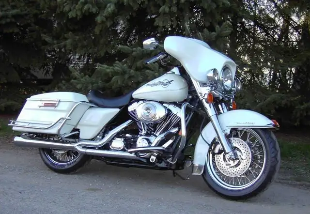 2005 Harley Davidson Road King FLHRI in Touring in St. Catharines - Image 9