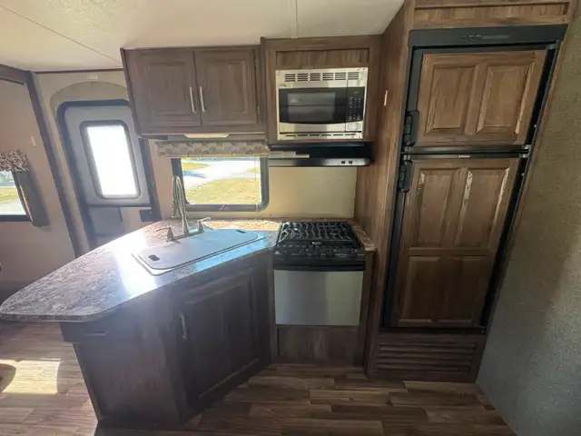 2017 Keystone Cougar Travel Trailer in Travel Trailers & Campers in Nelson - Image 4