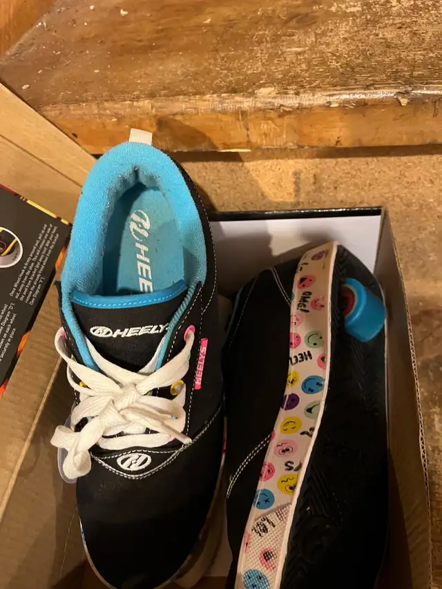 Heelys - Girls heel rolling shoes size 8 in Kids & Youth in Oshawa / Durham Region - Image 6