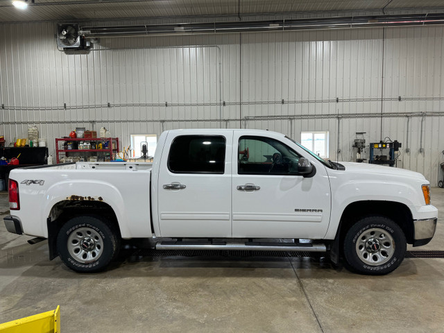 2011 GMC 1500 SLE 4x4  in Cars & Trucks in Swift Current - Image 4