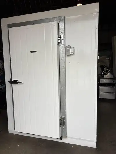 (HOBART) EXTRA LARGE/EXTRA TALL WALK IN COOLER SYSTEM. THIS FULLY ASSEMBLED AND FULLY SELFCONTAINED...