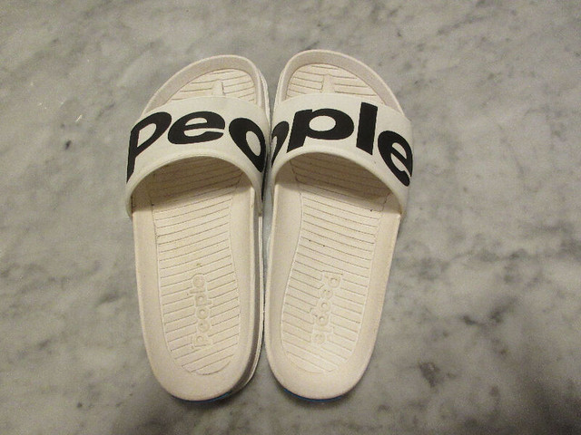 NEW Women Size 7 White Lennon  People Slide Shoe Sandal dans Femmes - Chaussures  à Région d’Oshawa/Durham