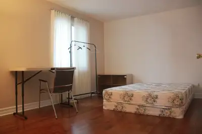 Big single house, big rooms. Master Bedroom, walk in closet, your own private bathroom 7 mins walk t...