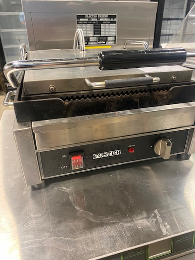 You are viewing a nicely used panini press. This Foster FSXLP2400RR model has been tested and works...