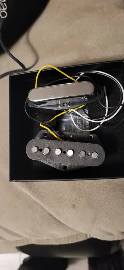 Etaient installés sur une telecaster Squier de 2009 fabriqué en Indonesie.
