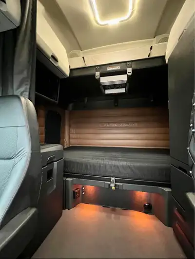Freightliner cascadia 2022 for sale. Very well maintained and Very clean like new. Still under warra...