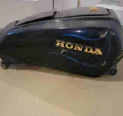 Tank shelter/ réservoir pour Honda Goldwing STANDARD 1984 Très rare! Idéal pour faire un café racer...