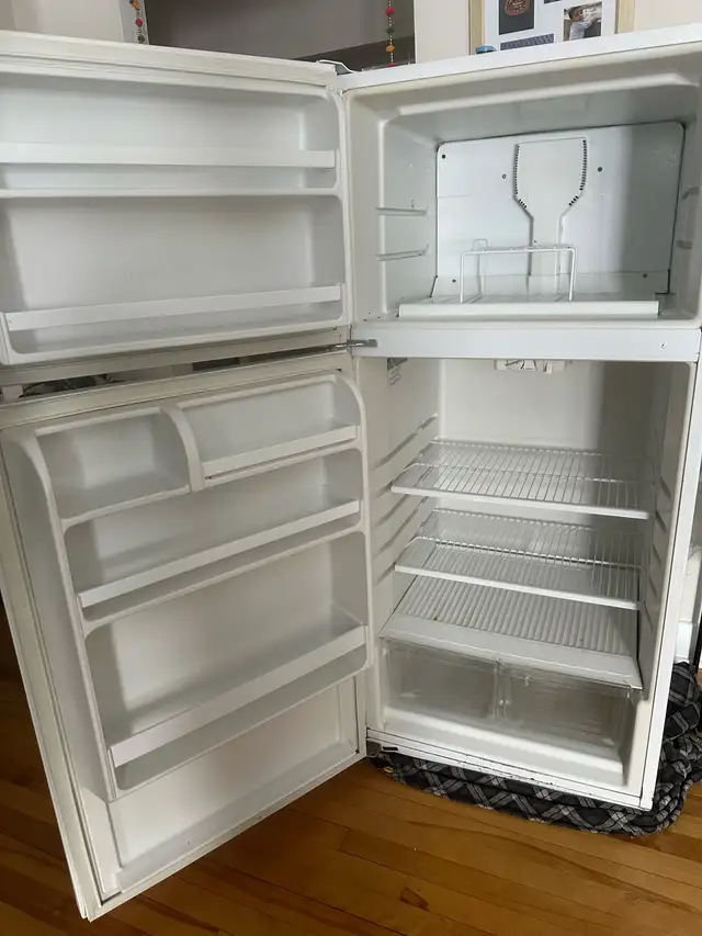 fridge / réfrigérateur in Refrigerators in City of Montréal - Image 5